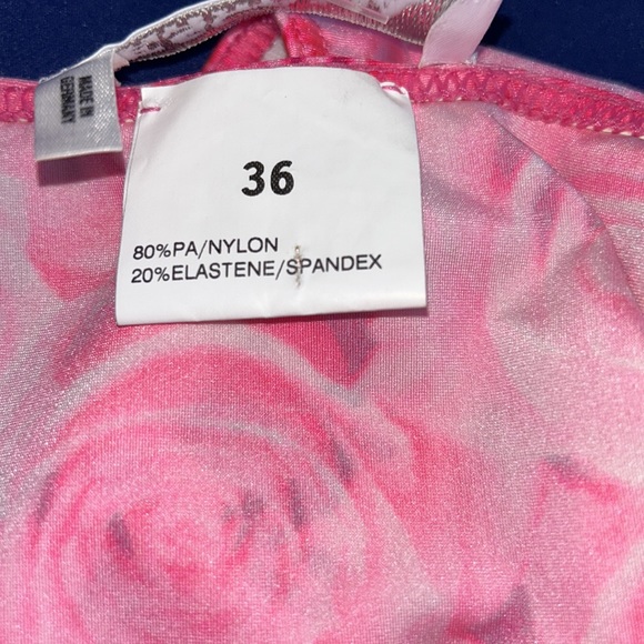 Escada - Picture 5 of 8